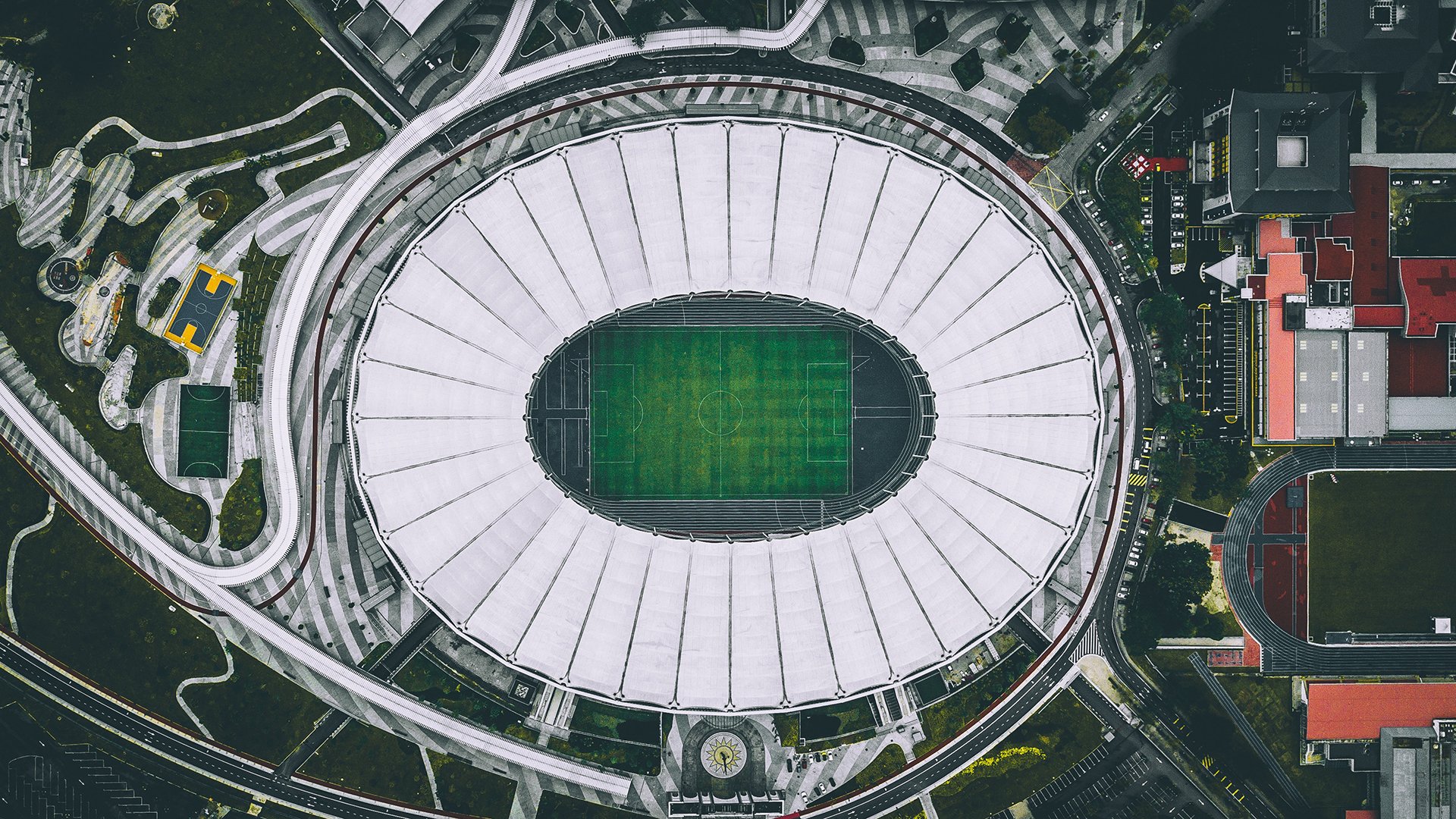 开云-体坛魔幻夜，法兰克福回暖遇风云，湖人门线救险，瓦伦防线成笑柄